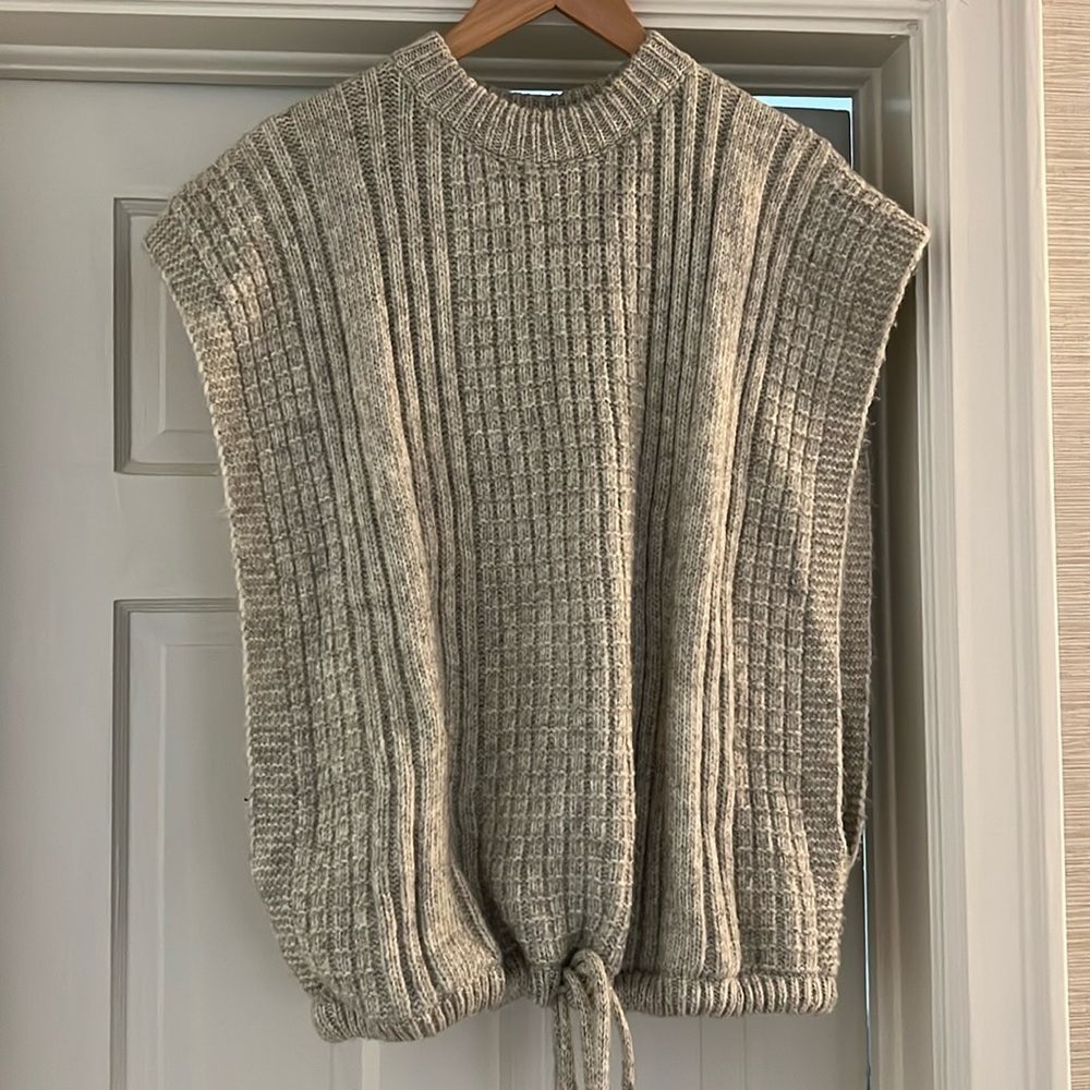 Universal thread sweater vest